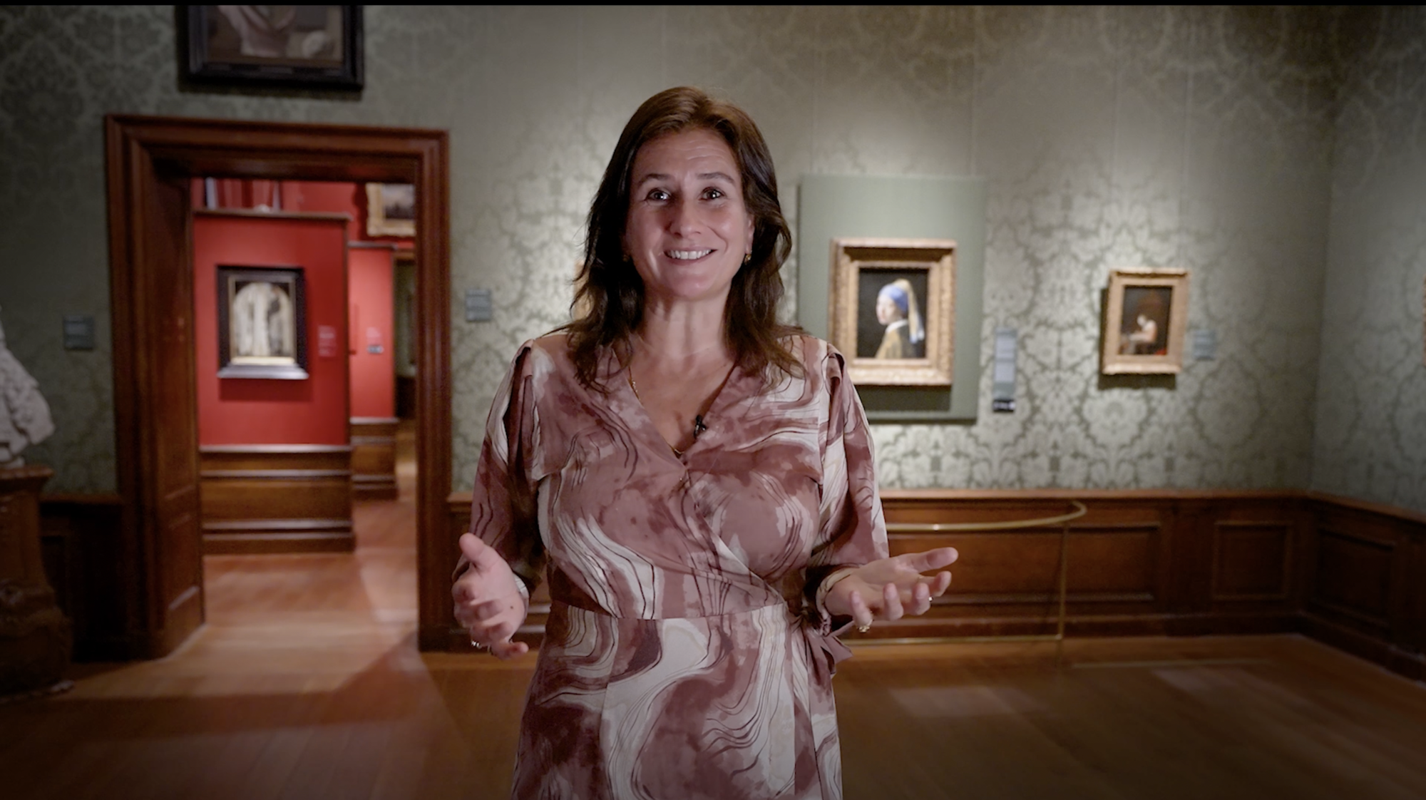 Martine Gosselink staat in zaal 15, met het Meisje met de Parel, in het Mauritshuis in Den Haag.