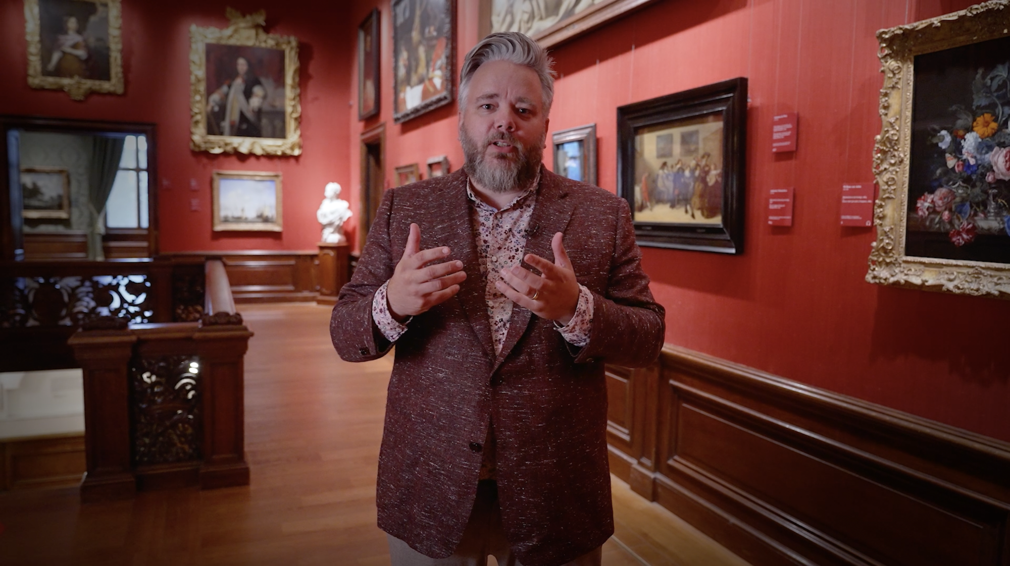 Martijn den Otter vertelt iets in het Mauritshuis in Den Haag.