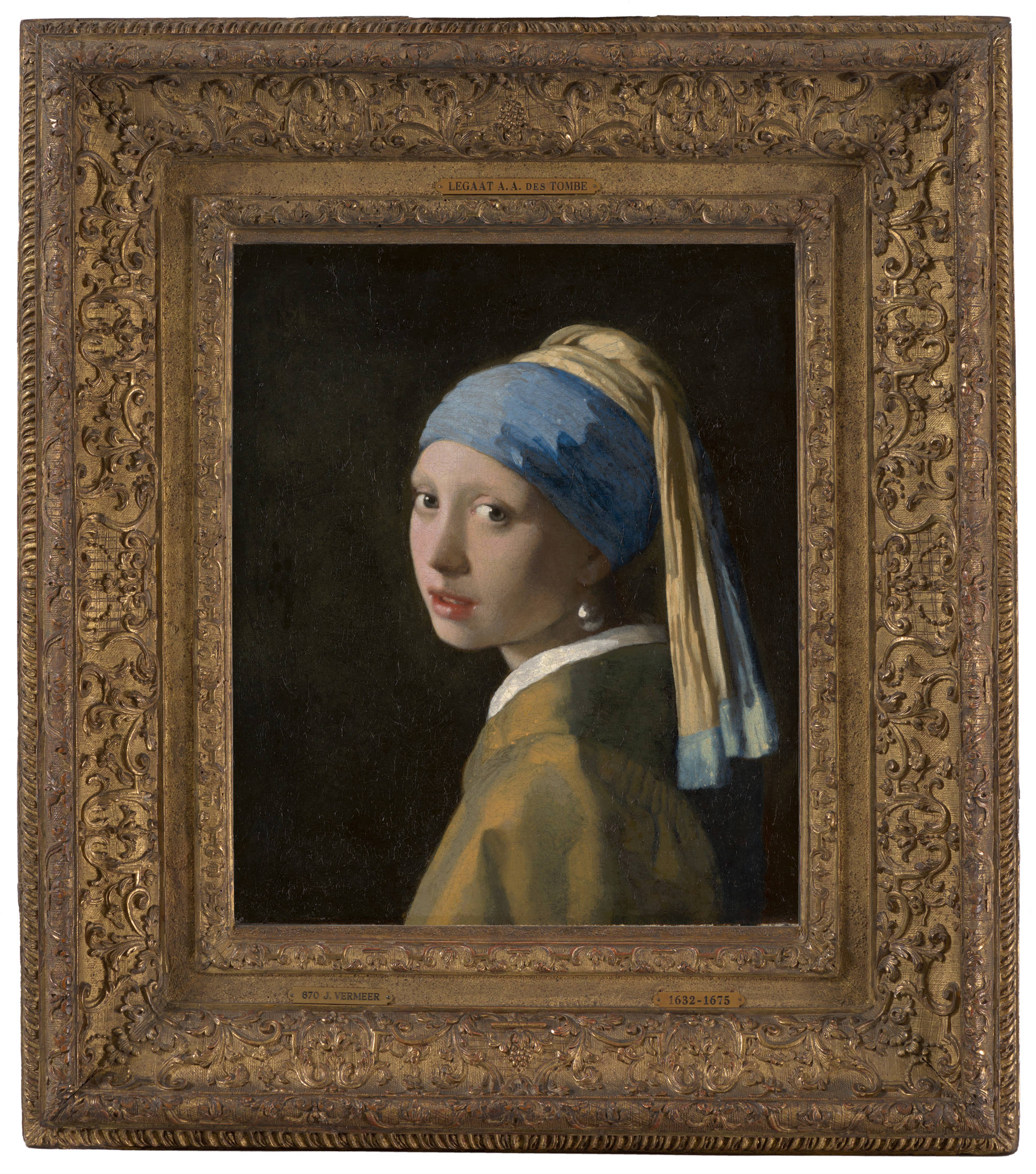 Ingelijst schilderij van Johannes Vermeer. Je ziet het Meisje met de parel in een rijk versierde lijst. You see the painting Girl with a Pearl Earring in a richly decorated frame.