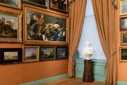 Het uiteinde van Galerij Prins Willem V, de wanden hangen vol bijzondere schilderijen.