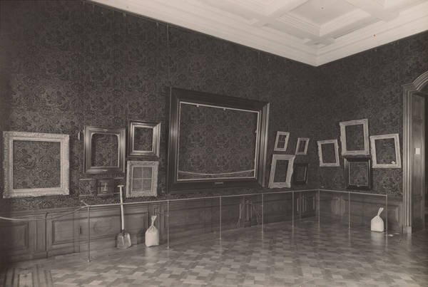 Lege lijsten aan de muur van het Mauritshuis.