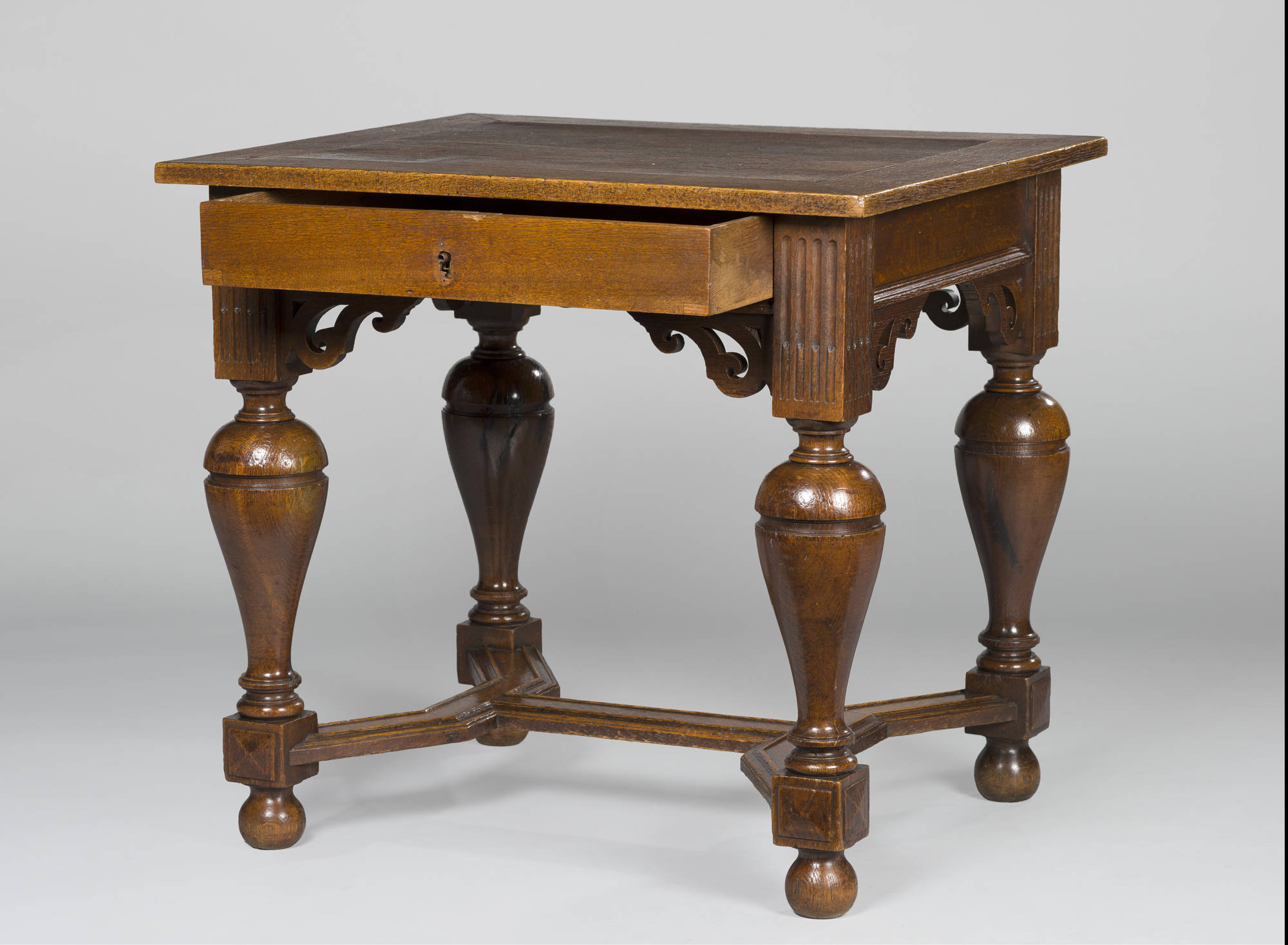Anoniem Balpoottafeltje Table with Bulbous Legs