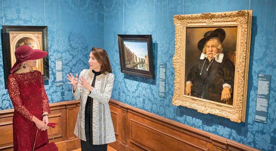 Koningin Máxima en Emilie Gordenker bij de opening van Tien topstukken on tour in het Mauritshuis in Den Haag. © Mauritshuis, Den Haag. Fotograaf: Ivo Hoekstra