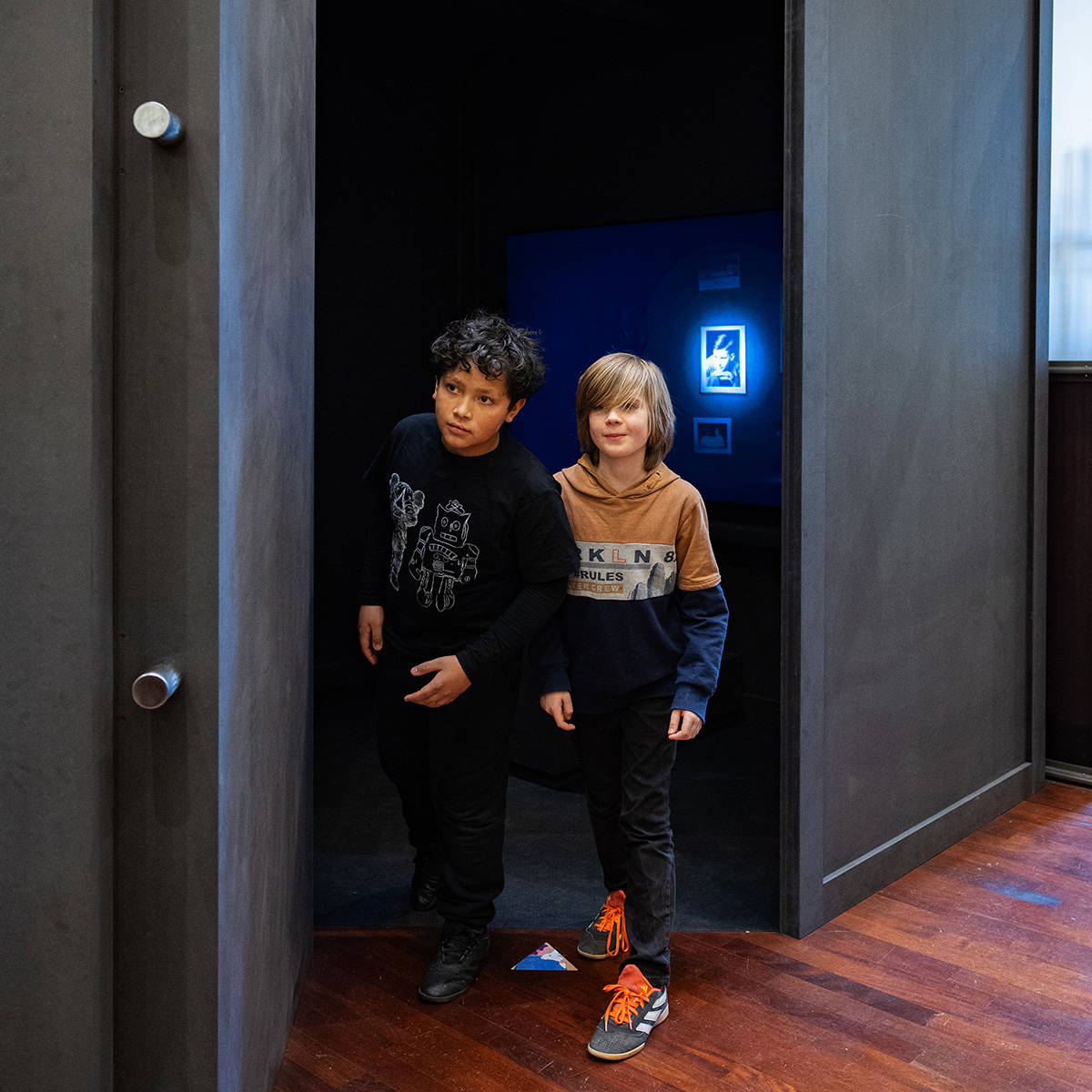 Kinderen komen uit de kluis van Menno bij de tentoonstelling Huis In de Storm.