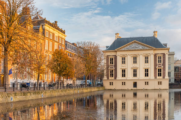 Het Mauritshuis van buiten aan de Hofvijver in Den Haag