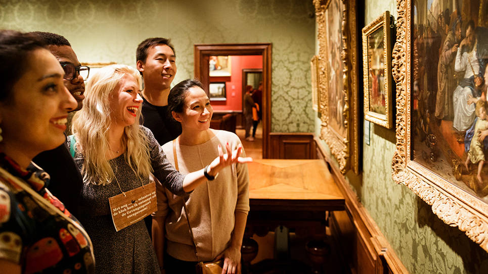 Publiek kijkt naar een werk van Jan Steen in het Mauritshuis. 