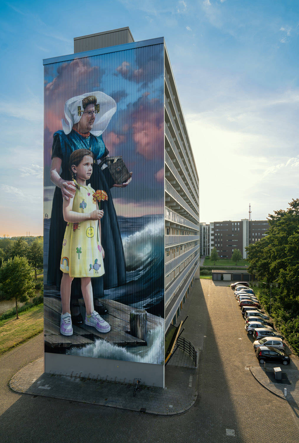 Super A liet zich inspireren door het Watersnoodmuseum en maakte een mural van een grootmoeder in traditionele Zeeuwse kleding en een meisje met een bloem, ze kijken samen uit over een ruwe zee.