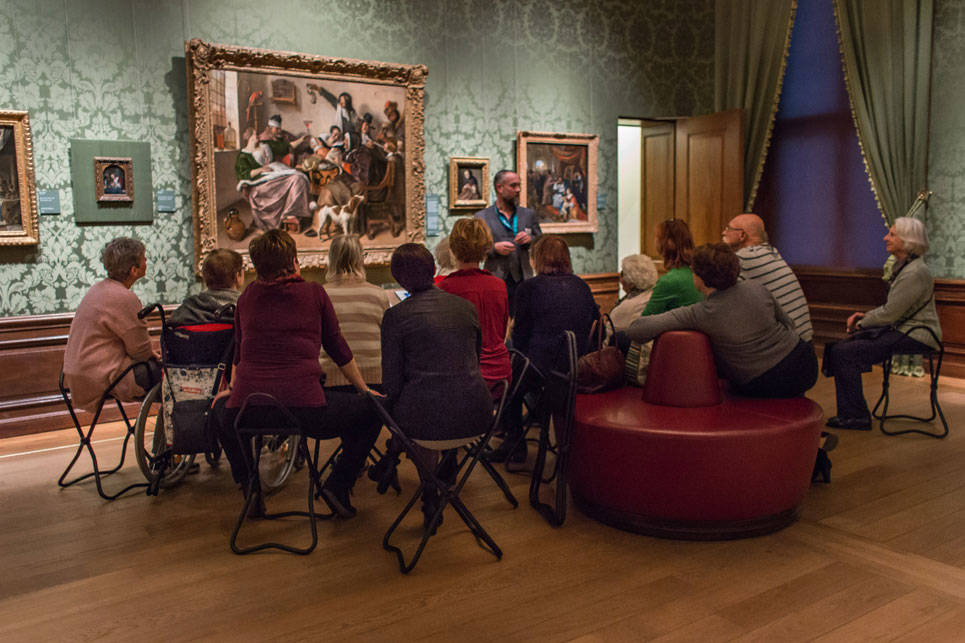 Het Mauritshuis geeft bijzondere Onvergetelijk-rondleidingen voor mensen met dementie en hun dierbaren.