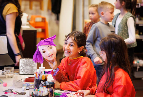 In de kunstwerkplaats wordt druk gewerkt aan het maken van maskers.