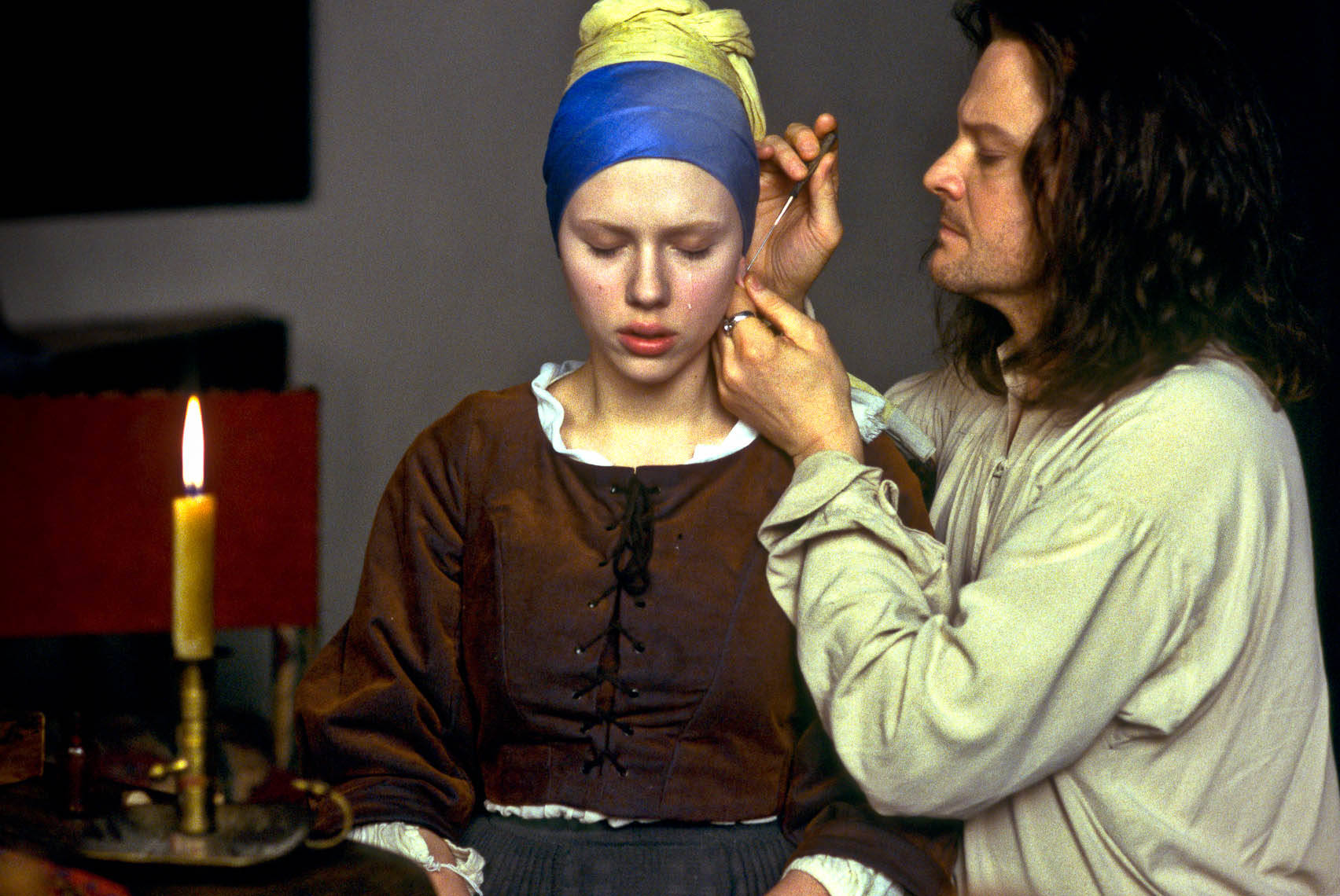 Een filmstill uit de film 'Girl with a pearl earring' met Scarlett Johansson en Colin Firth