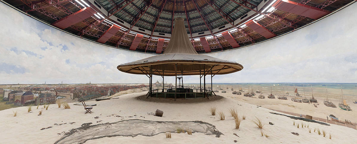 Panorama Mesdag gezien vanuit het decor, met in het midden het paviljoen waar doorgaans de bezoekers staan.