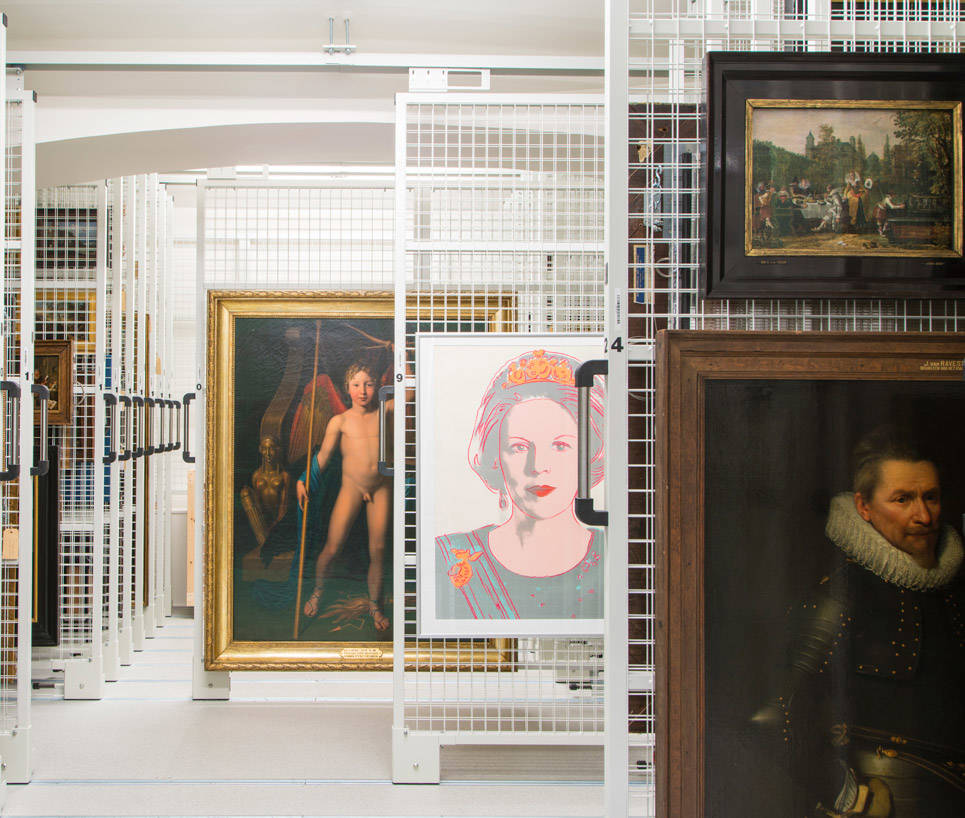 Een overzichtsfoto van de tentoonstelling 'Hoogte en dieptepunten uit het depot' met een aantal schilderijen