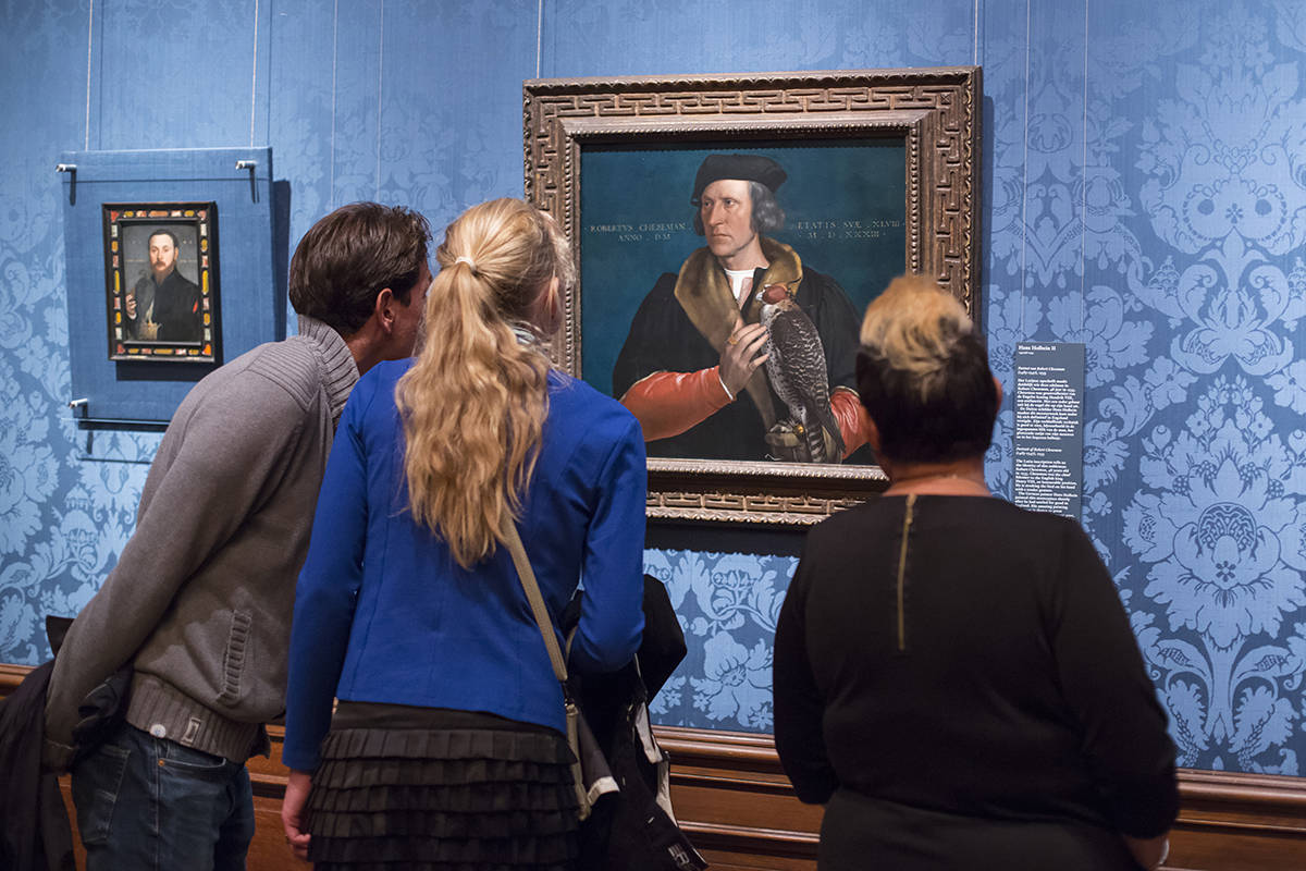 Bezoekers van het Mauritshuis staan om het portret van Robert Cheseman door Hans Holbein De Jonge.