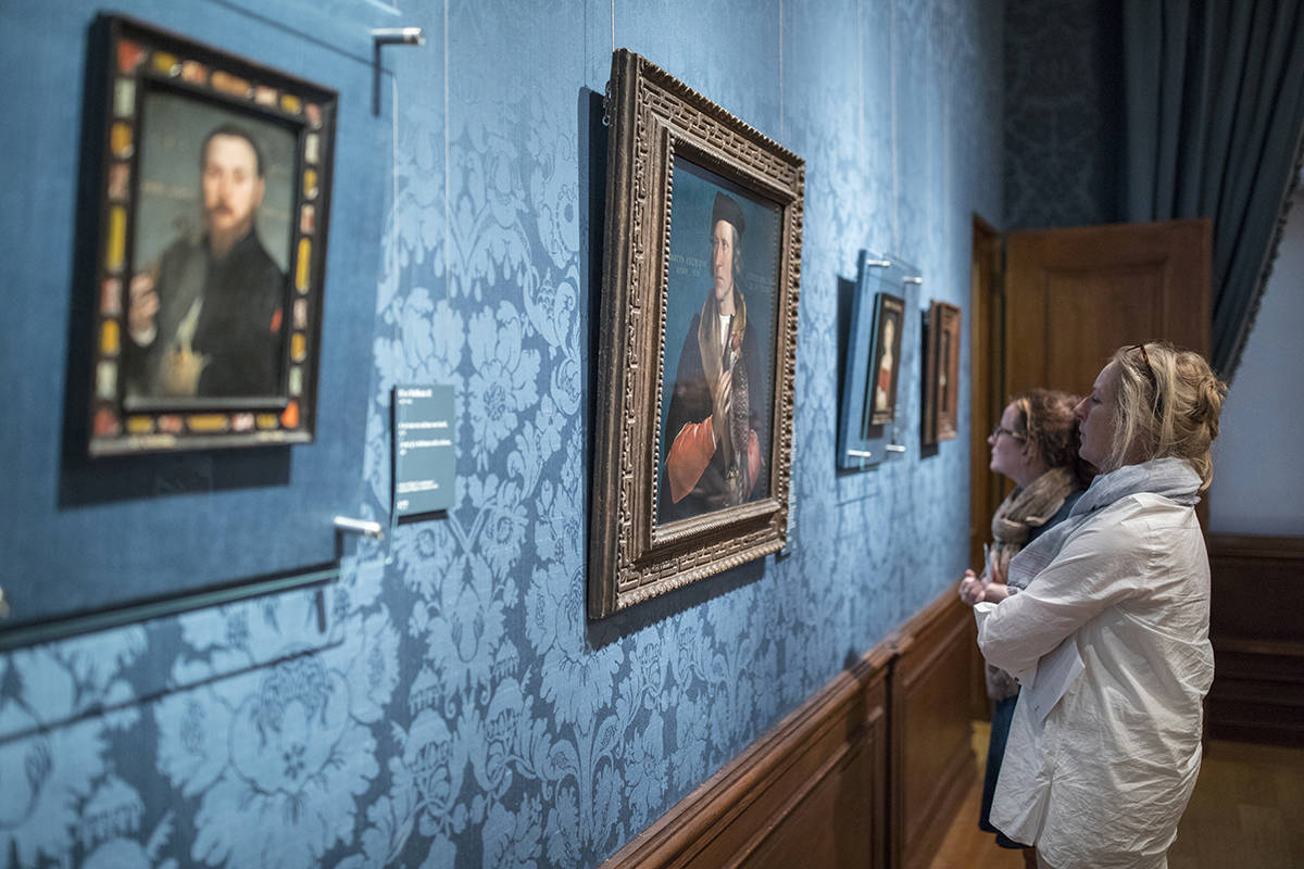 Bezoekers bekijken schilderijen van Vlaamse Meesters in het Mauritshuis.