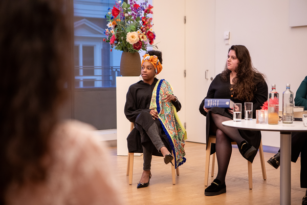 Mensen voeren een gesprek tijdens Maurits Talks, ze zitten op stoelen en kijken naar iets buiten beeld.