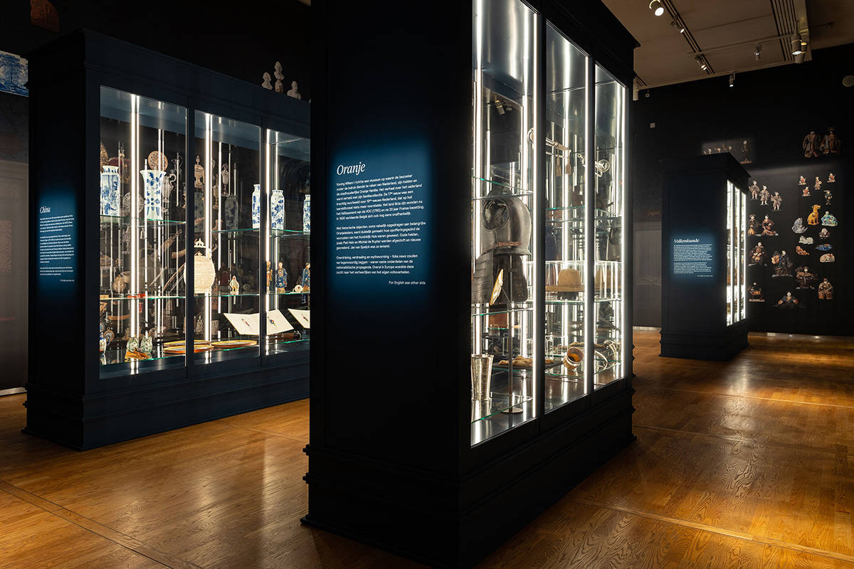 De tentoonstellingszaal met allemaal vitrines waarin bijzondere voorwerpen liggen of staan.