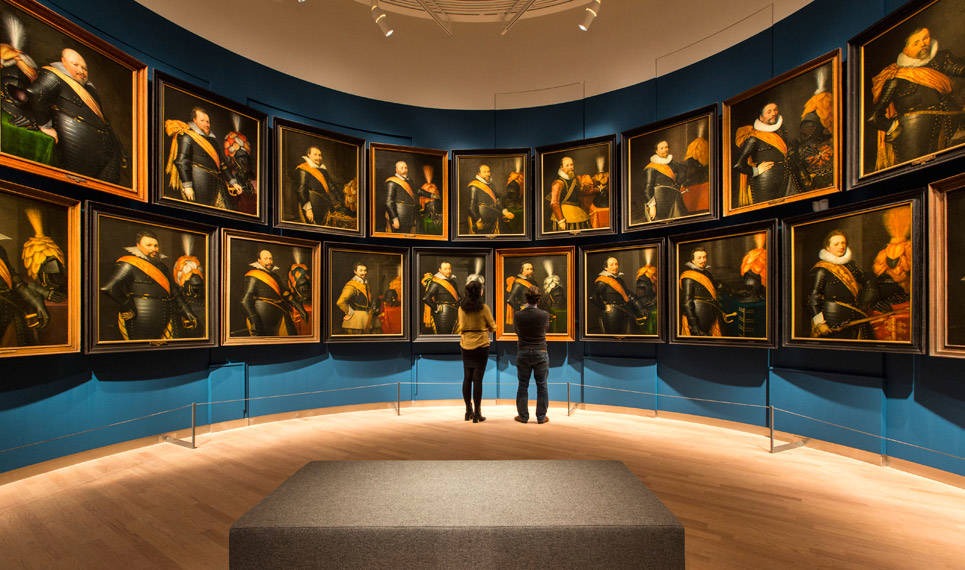 o is in de tentoonstelling een reeks van 25 officiersportretten te zien van de Haagse schilder Ravesteyn uit het begin van de zeventiende eeuw (het zogenaamde leger van Prins Maurits)