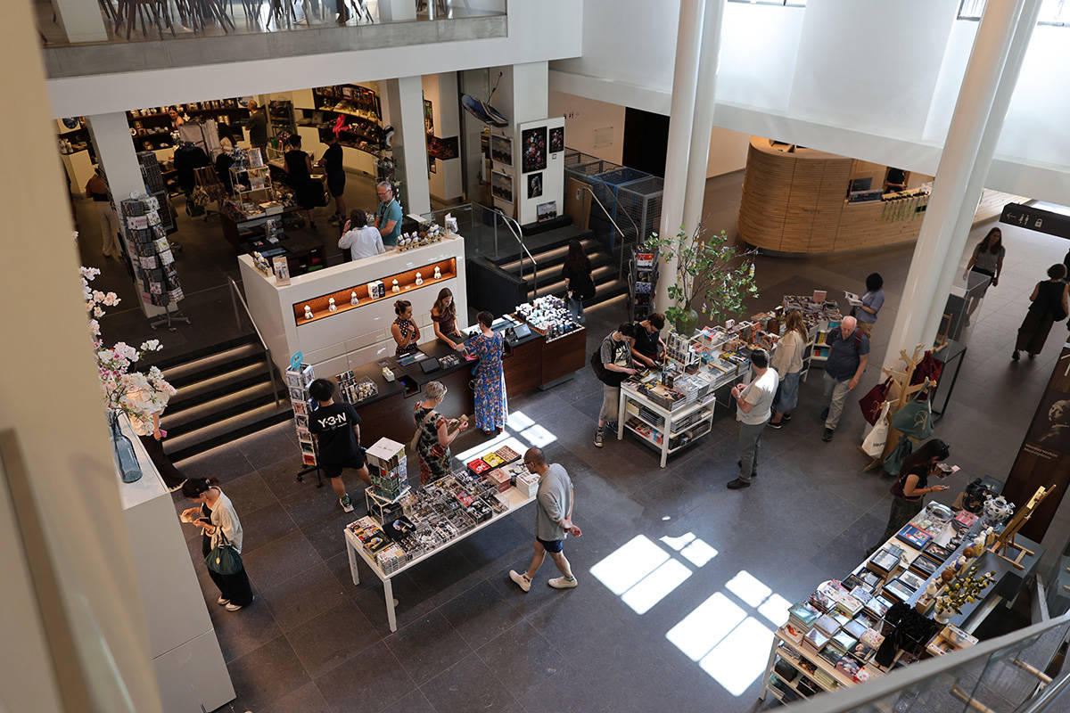 De winkel van het Mauritshuis gezien vanaf de trap.