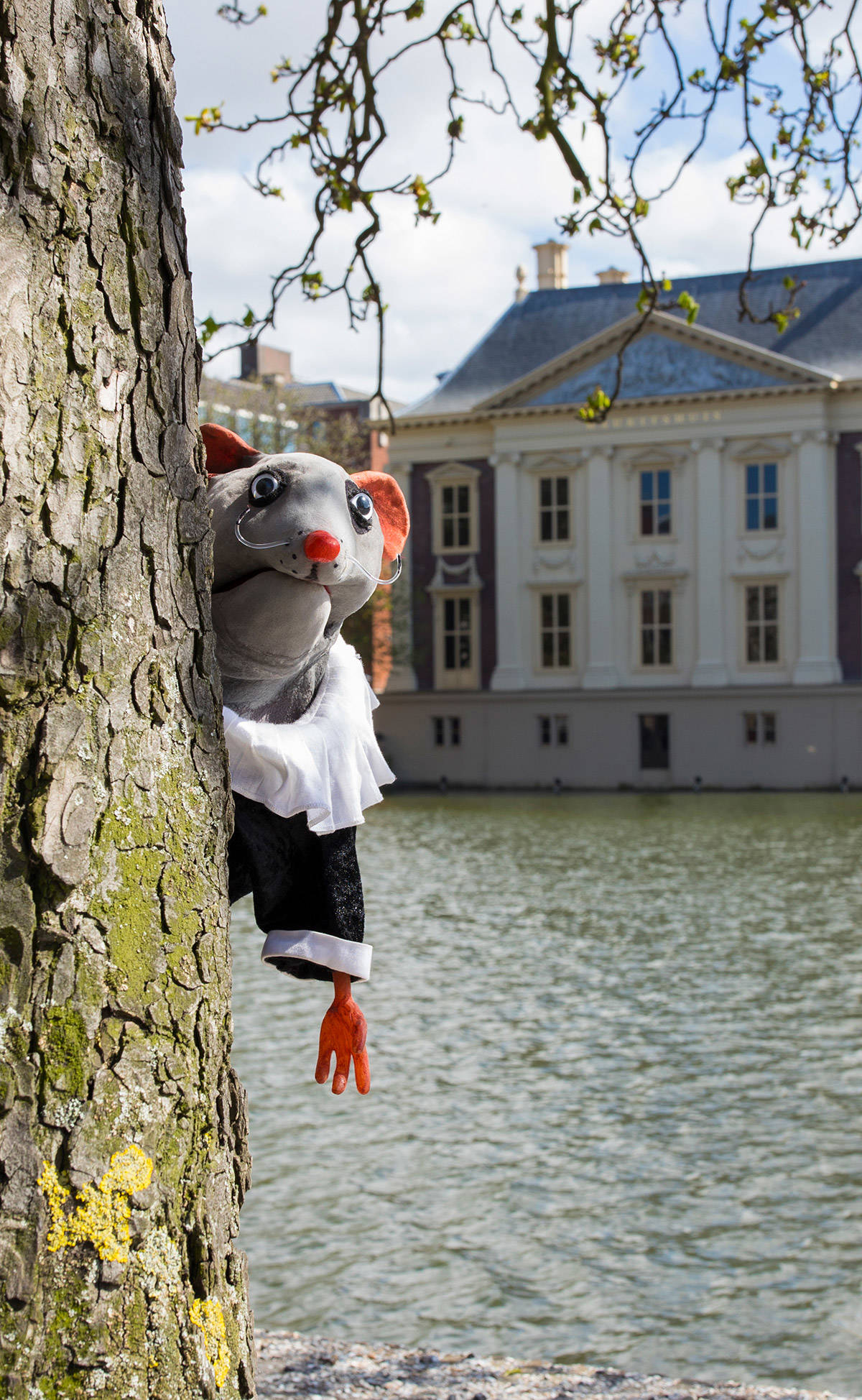 Maurits Muis poseert voor het Mauritshuis aan de Hofvijver in Den Haag
