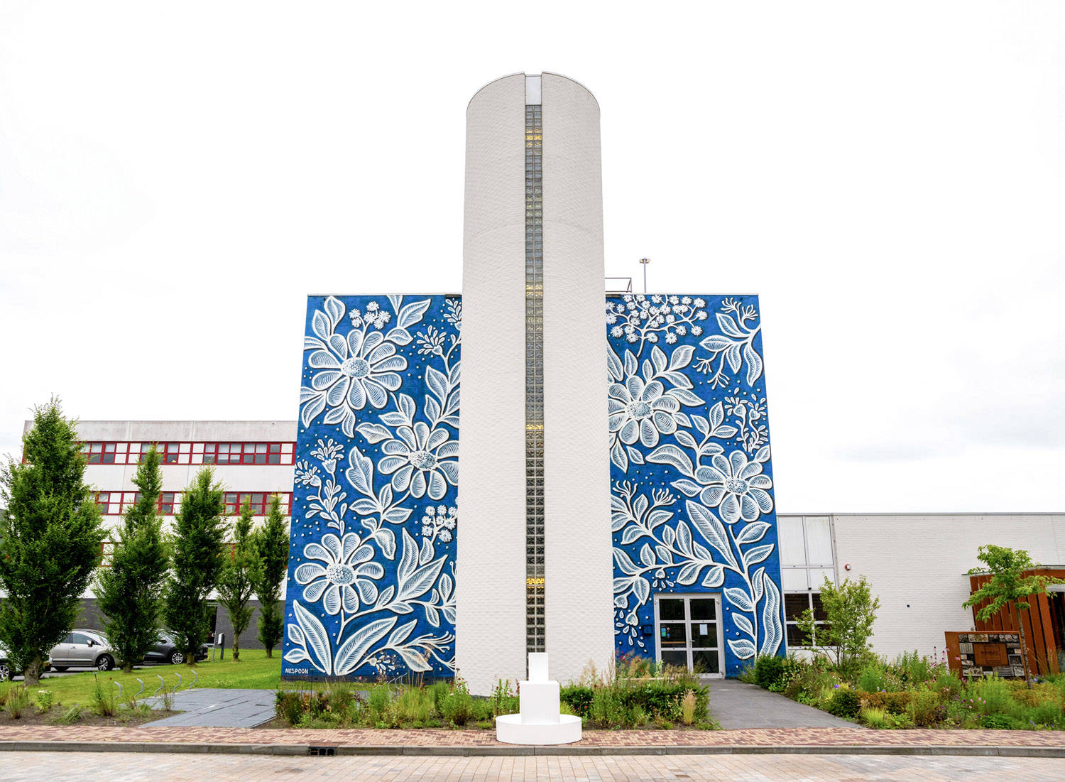 Nespoon liet zich inspireren door het Fries Museum en schilderde grafische, sierlijke witte bloemen en planten op een blauwe achtergrond.