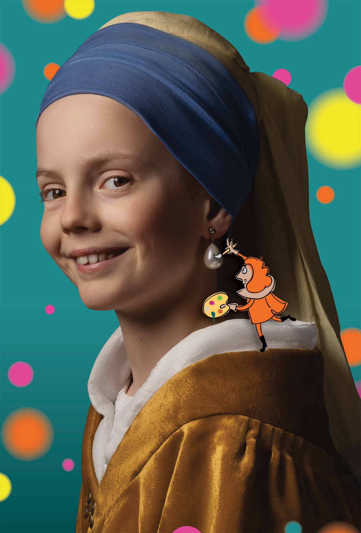 Een meisje verkleed als Het meisje met de parel kijkt lachend in de camera. Een geïllustreerde mini-Vermeer schildert haar parel erop.