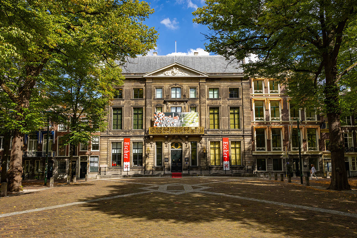 Voorgevel van museum Escher in Het Paleis aan Lange Voorhout in Museumkwartier Den Haag