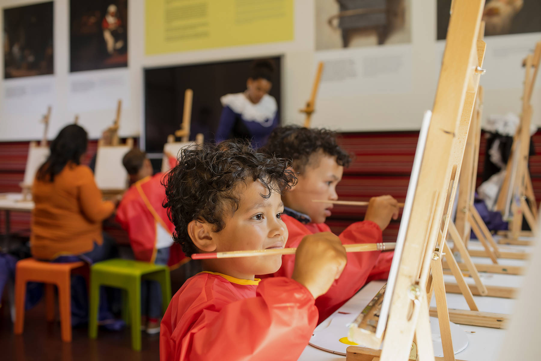 Twee kinderen zijn aan het schilderen in de Kunstwerkplaats in het Mauritshuis.