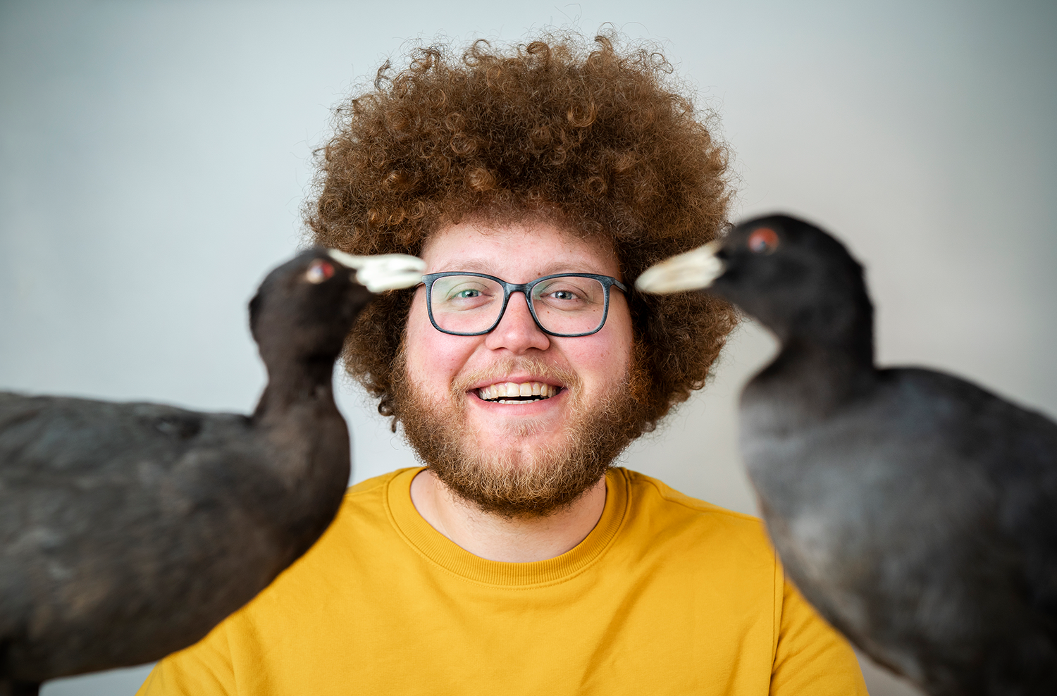 Portret van Auke Florian met twee vogels.