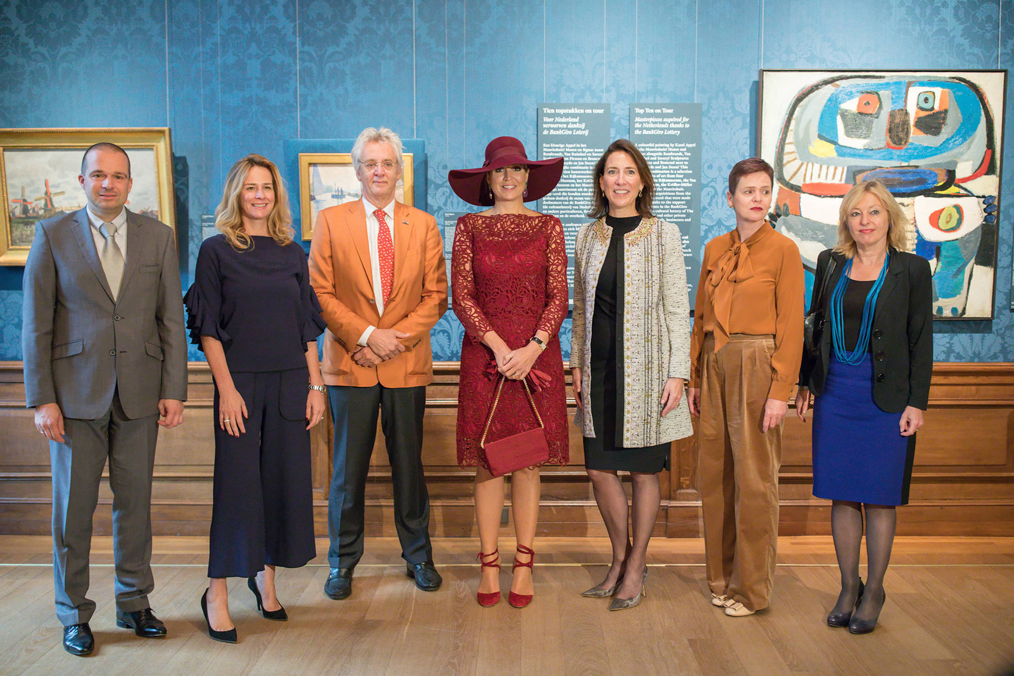 Groepsfoto binnen V.l.n.r. Adriaan Dönszelmann (zakelijk directeur Van Gogh Museum), Hendrikje Crebolder (directeur Development & Media Rijksmuseum), Boudewijn Poelmann (directeur BankGiro Loterij), Koningin Máxima, Emilie Gordenker (directeur Mauritshuis), Lisette Pelsers (directeur Kröller-Müller Museum) en minister van Onderwijs Cultuur, en Wetenschap Jet Bussemaker