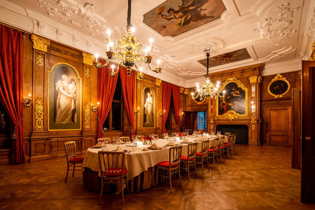 Eten in de Gouden Zaal van het museum