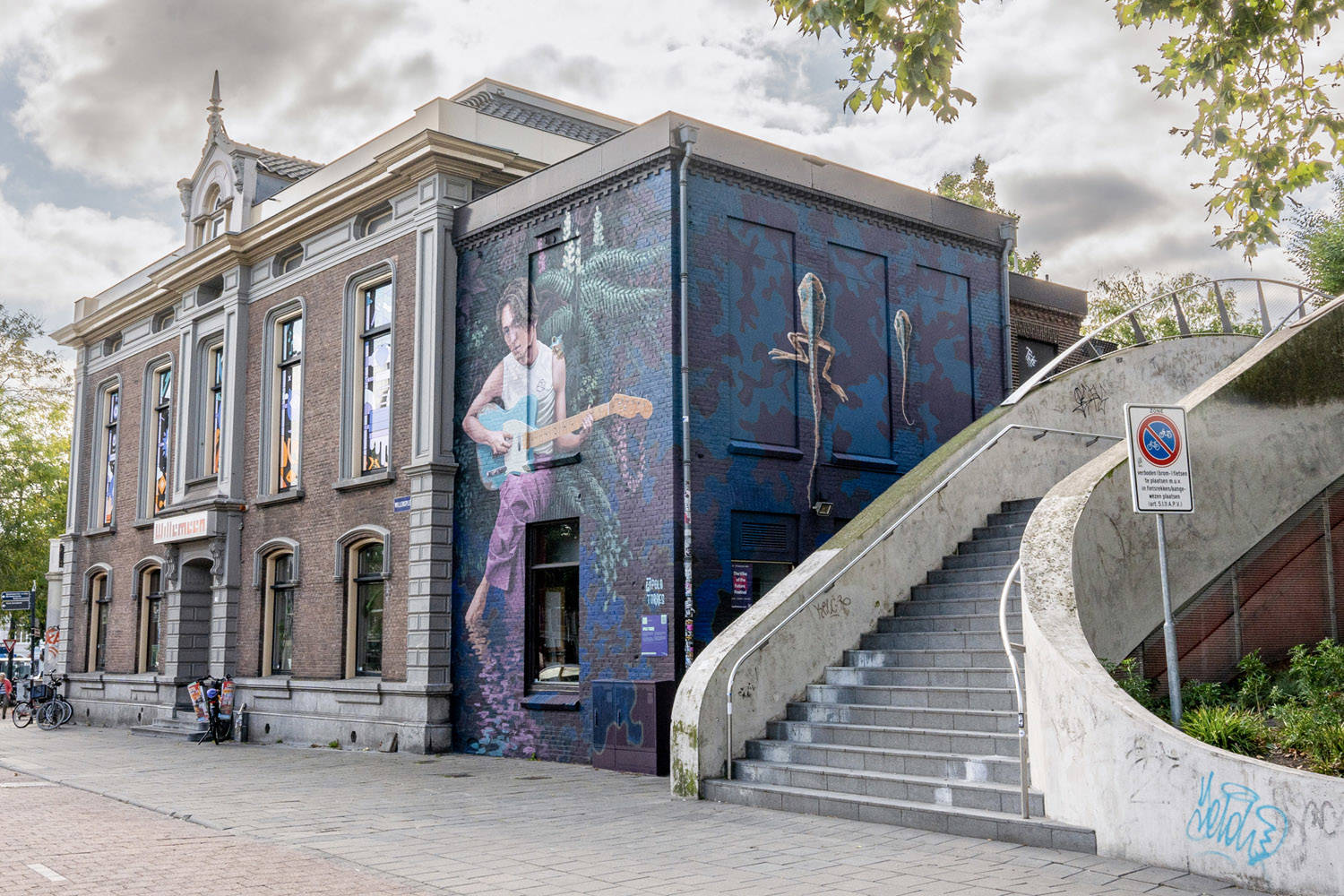 Apolo Torres liet zich inspireren door Museum Arnhem en schilderde deze jonge muzikant in de jungle.