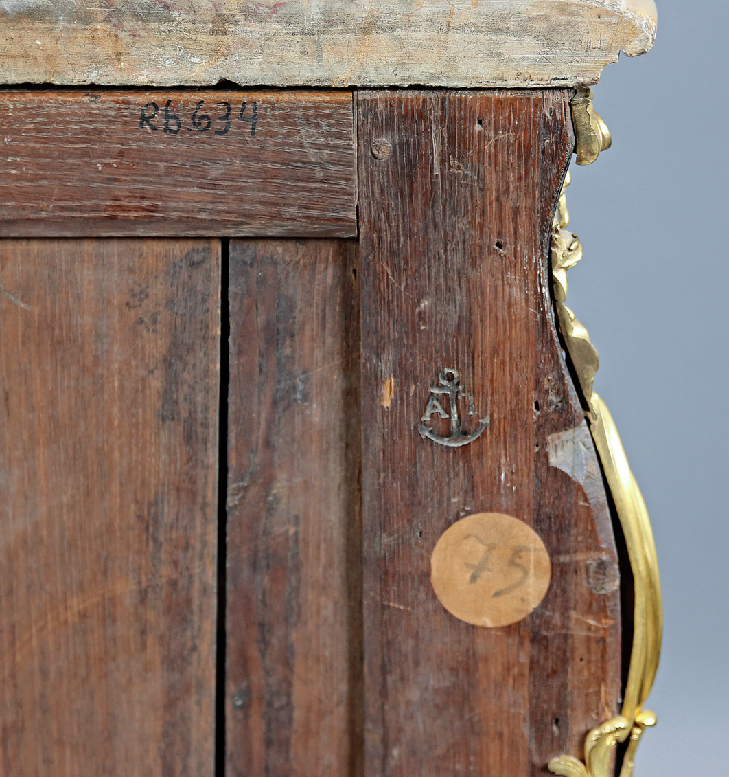 Er zijn sporen te zien in een houten commode.