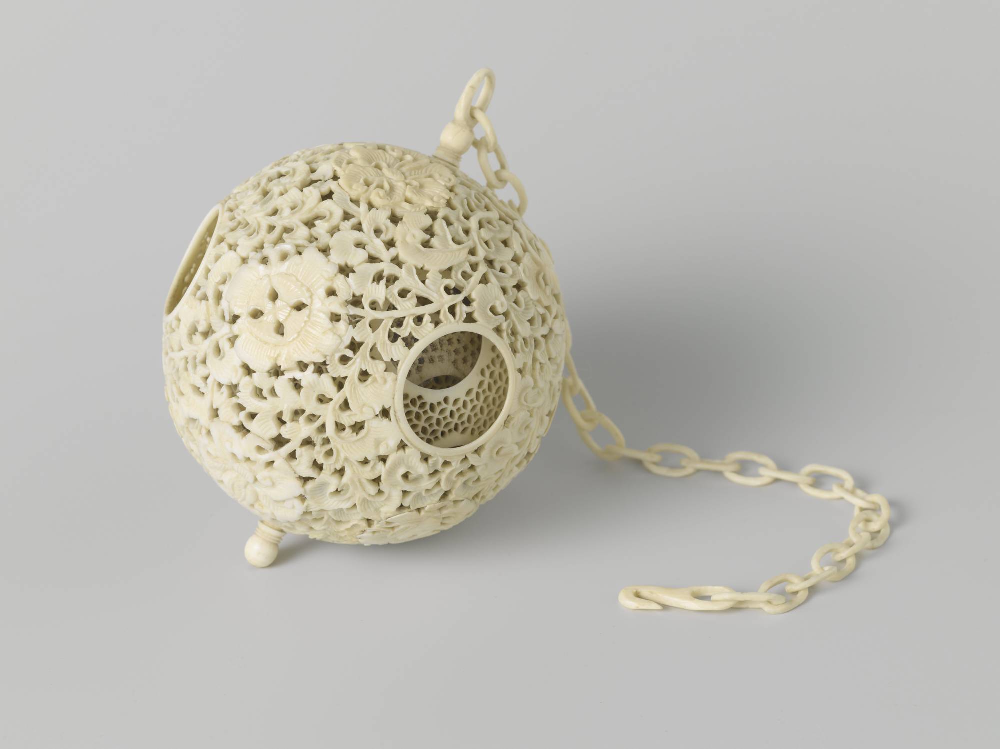 Bal Met Daarin Acht () Kleinere Ballen Met Geometrische Opengewerkte Patronen, Anoniem, Ca. 1770 Ca. 1780. Rijksmuseum (2)