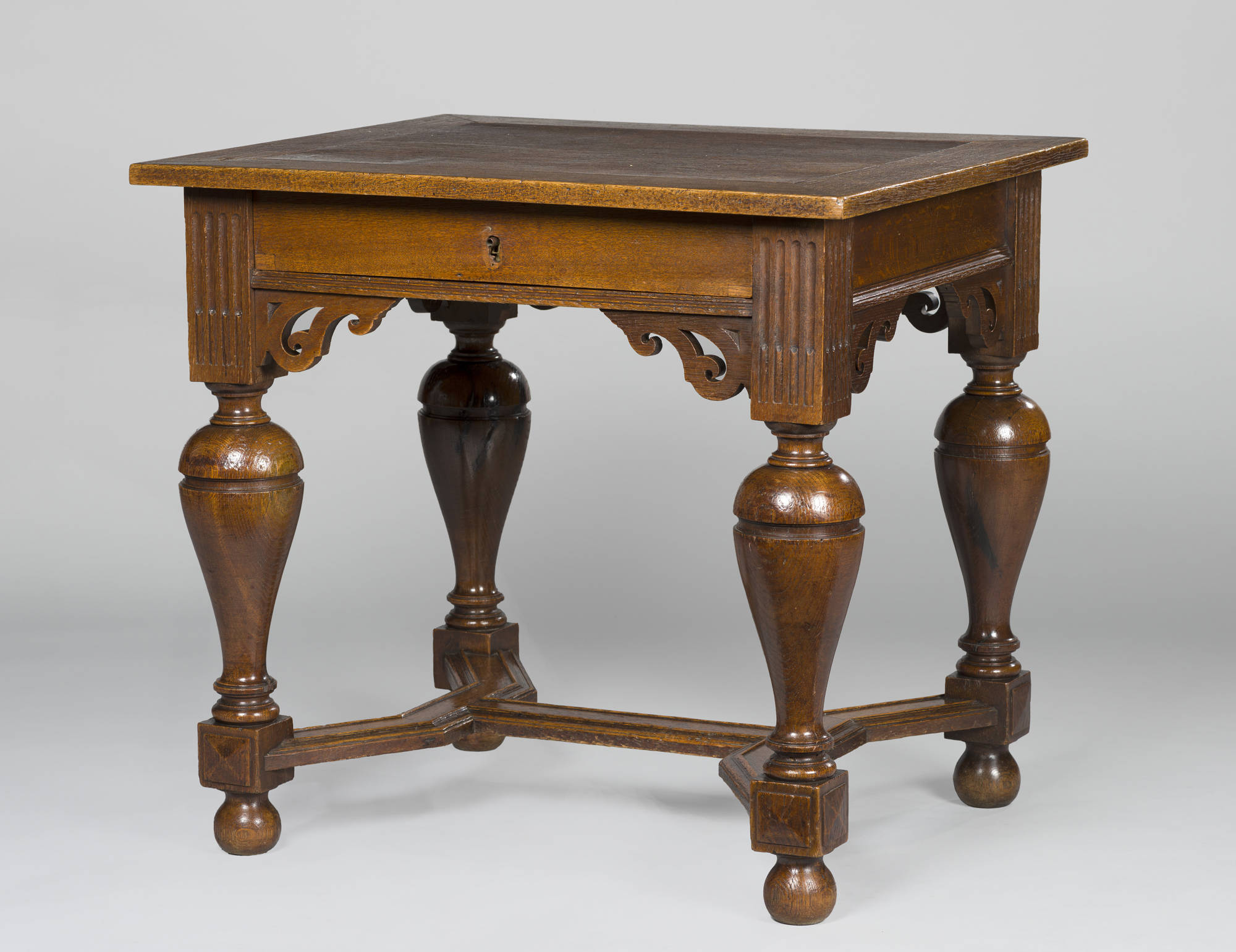 Anoniem Balpoottafeltje Table with Bulbous Legs