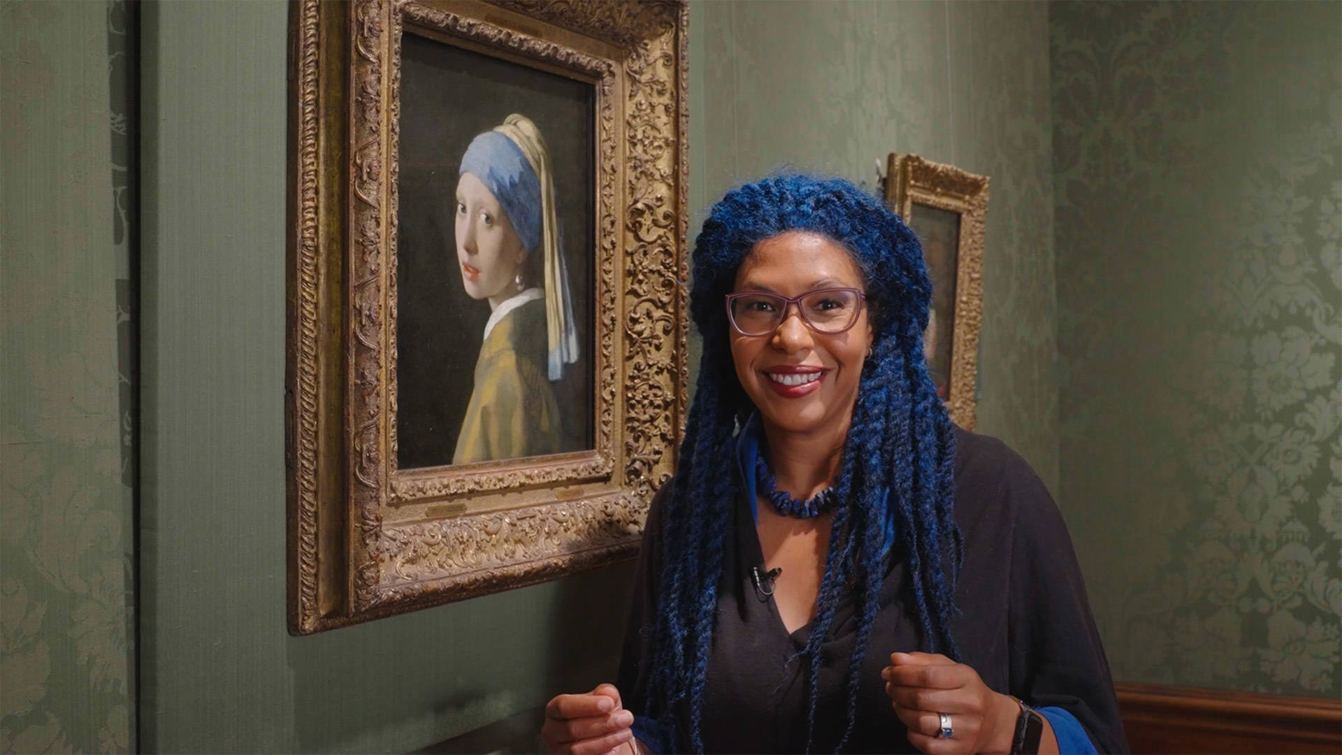 Restaurator Abbie bij het Meisje met de Parel in het Mauritshuis, Den Haag.
