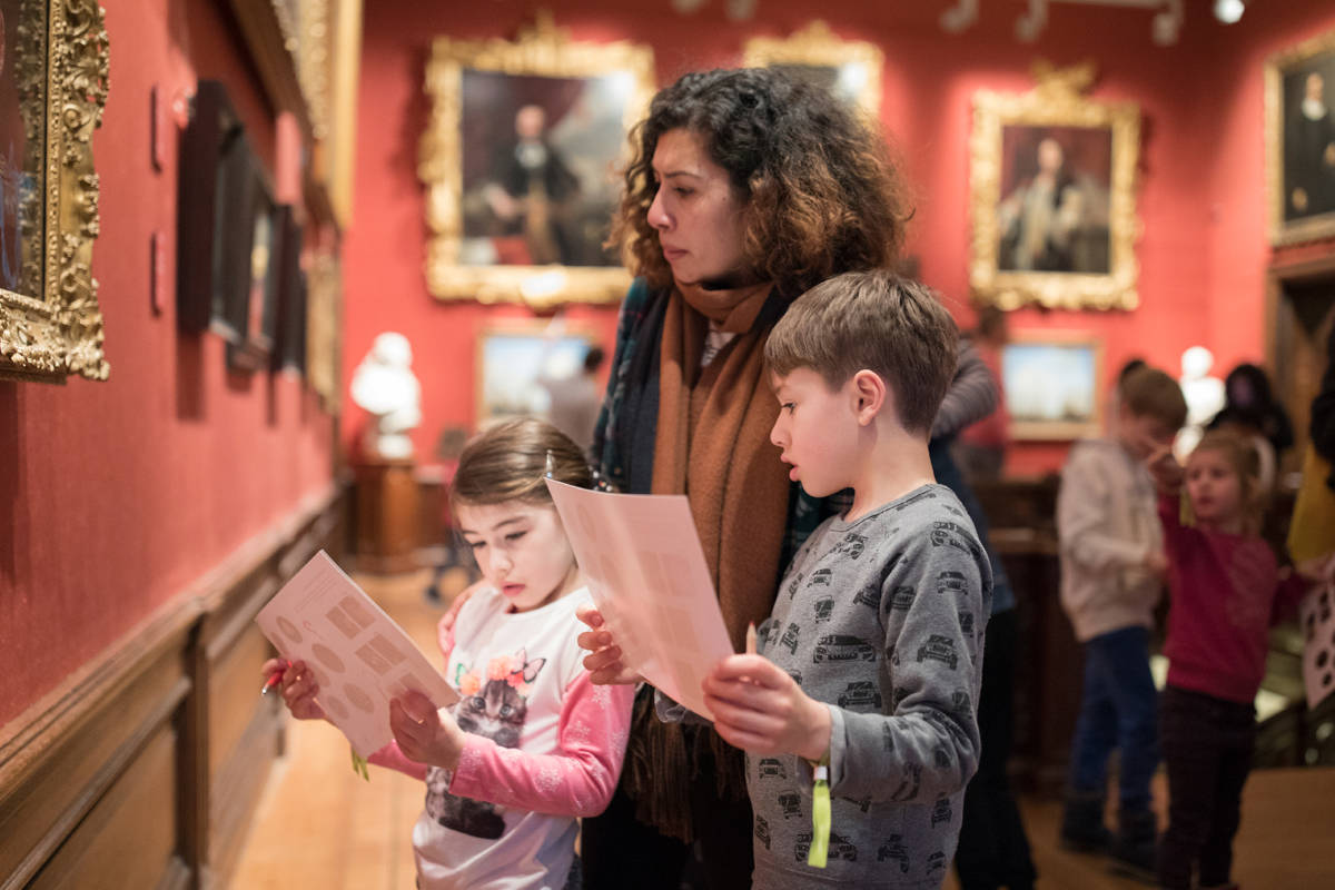 Twee kinderen doen een speurtocht in het Mauritshuis in Den Haag.