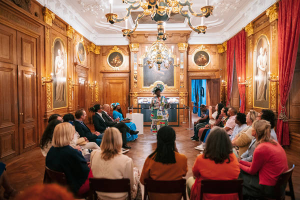 In de Gouden Zaal is een groep mensen ter ere van Keti Koti samengekomen.