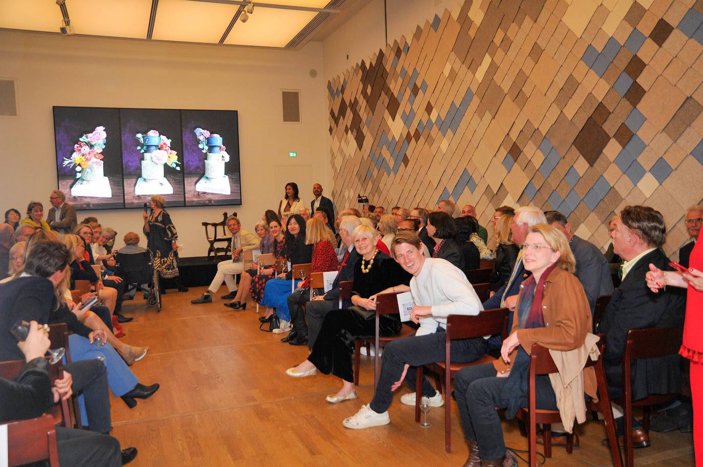 In de Nassauzaal van het Mauritshuis is een groep International Friends bijeen gekomen voor een activiteit.