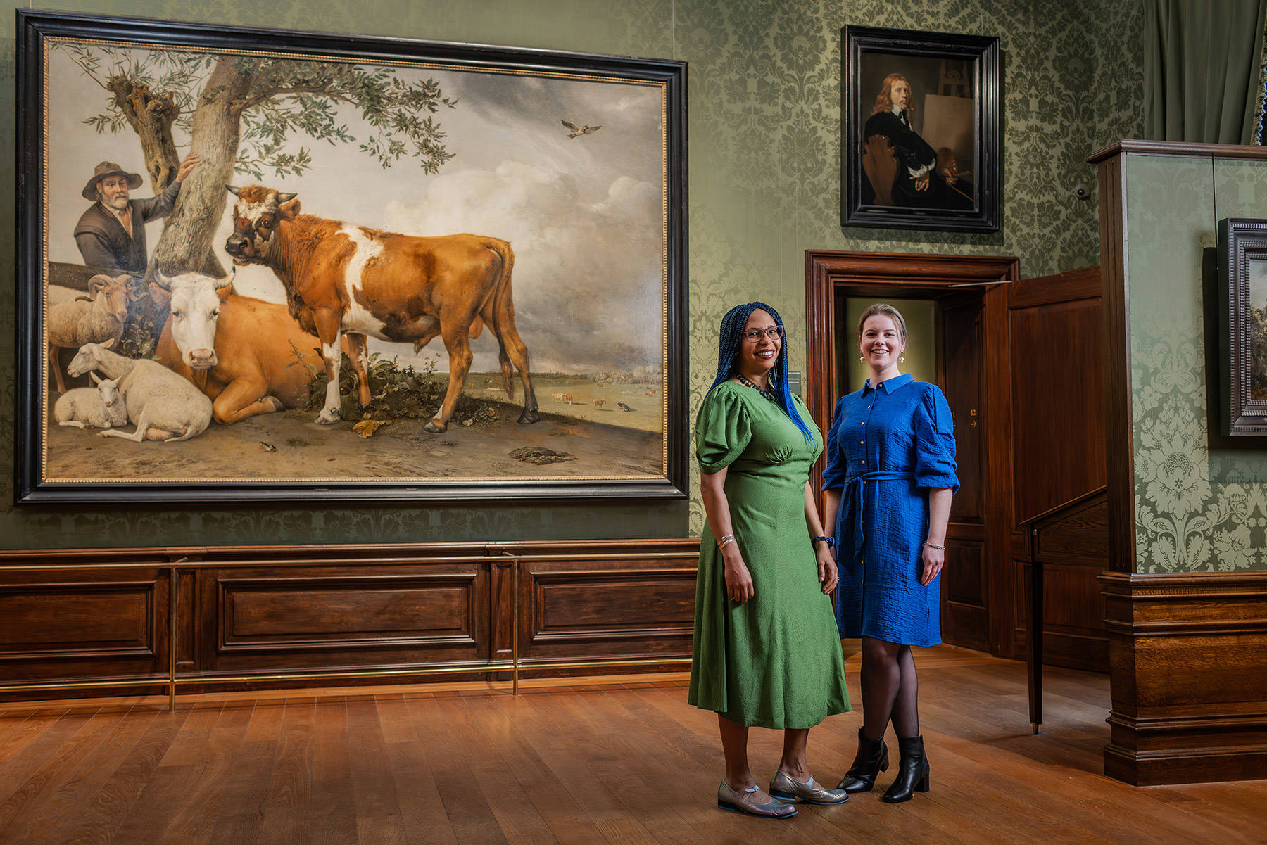 Abbie en Jolijn staan bij de Stier van Paulus Potter in zaal 12 van het Mauritshuis.
