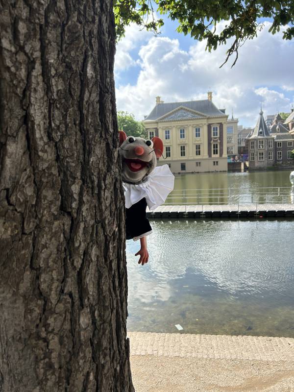 Maurits Muis poseert langs de Hofvijver. Op de achtergrond is het Mauritshuis te zien.