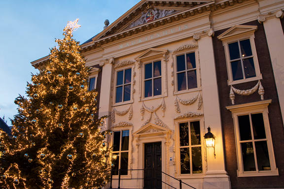 Er staat een kerstboom op het Voorplein van het Mauritshuis.