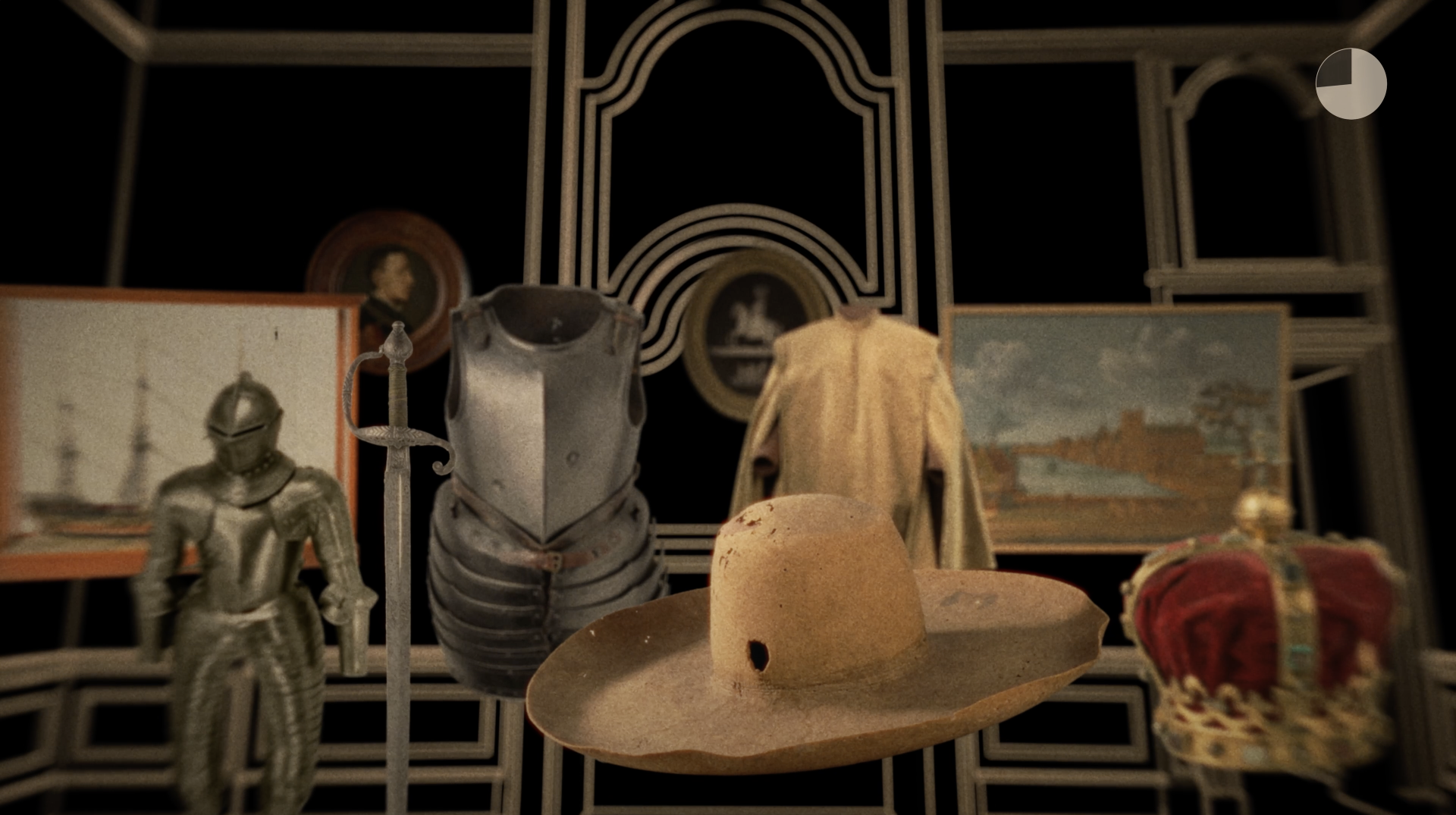 Een still uit de film het Verdwenen Museum. We zien een hoed met een kogelgat, een harnas en een kroon.