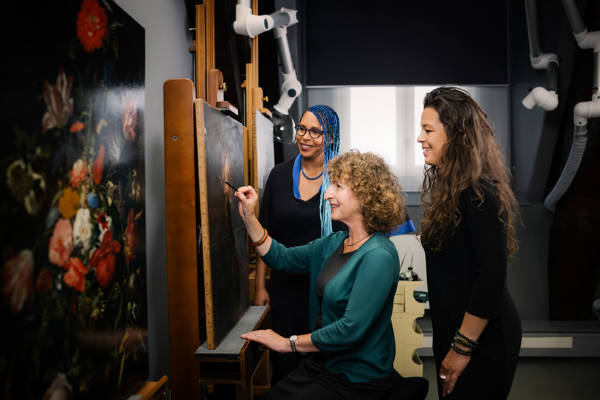 Abbie Carol Sarbina Aan Het Werk In Het Restauratieatelier Mauritshuis