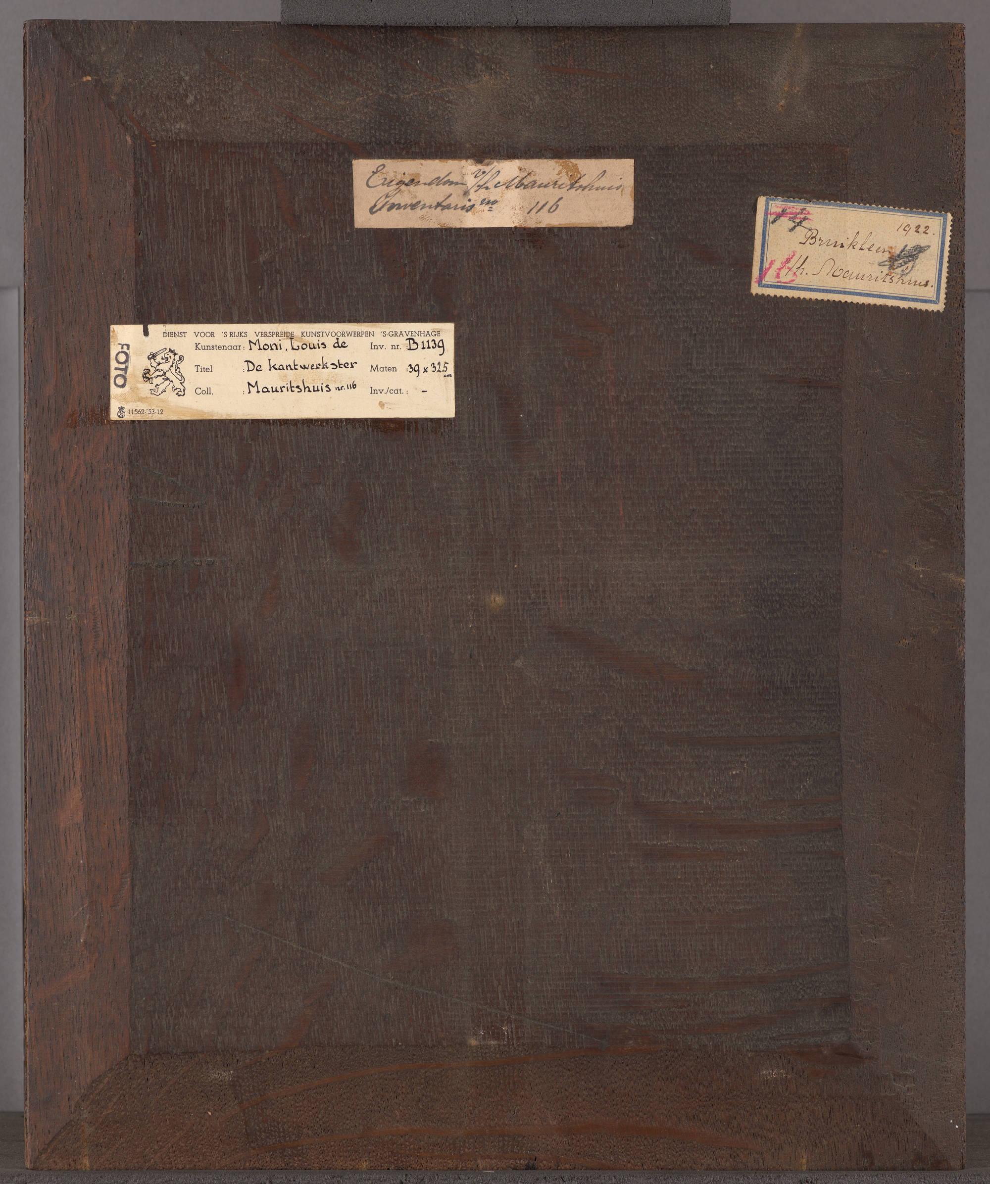 Louis de Moni  Een kantwerkster, met een bellenblazende jongen A Lacemaker, with a Boy Blowing Bubbles