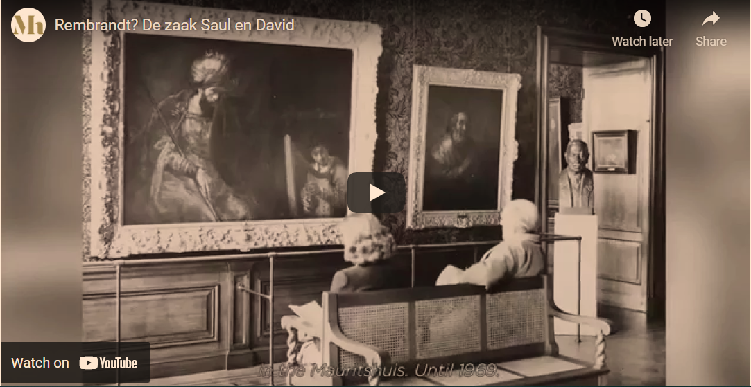 Still van een video waarin je sepia-kleurige foto ziet, waarop twee mensen voor het werk Saul en David zitten in het Mauritshuis.