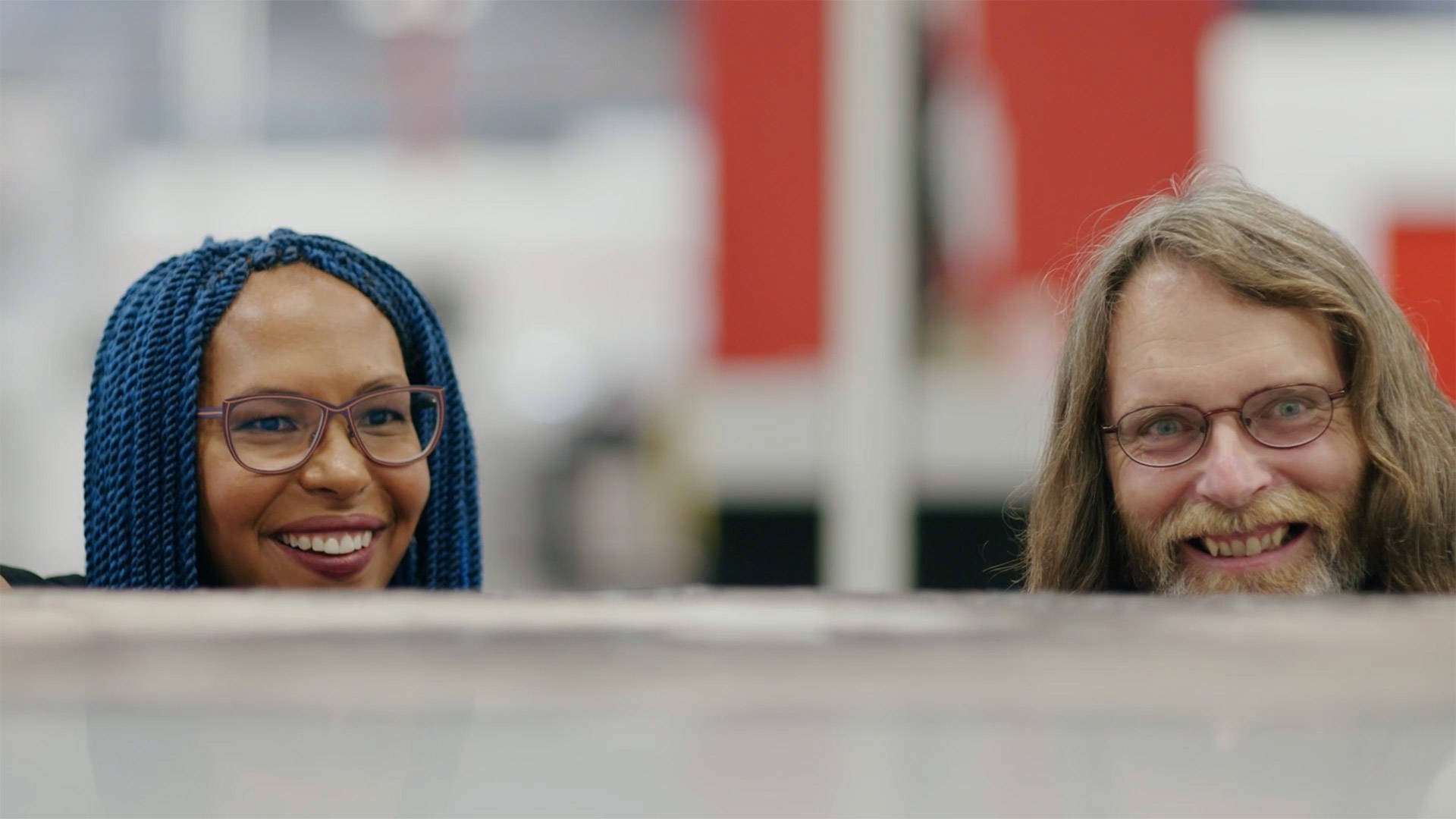 Restaurator Abbie kijkt hoe de 3D-print van het Meisje uit de Parel uit de printer rolt.