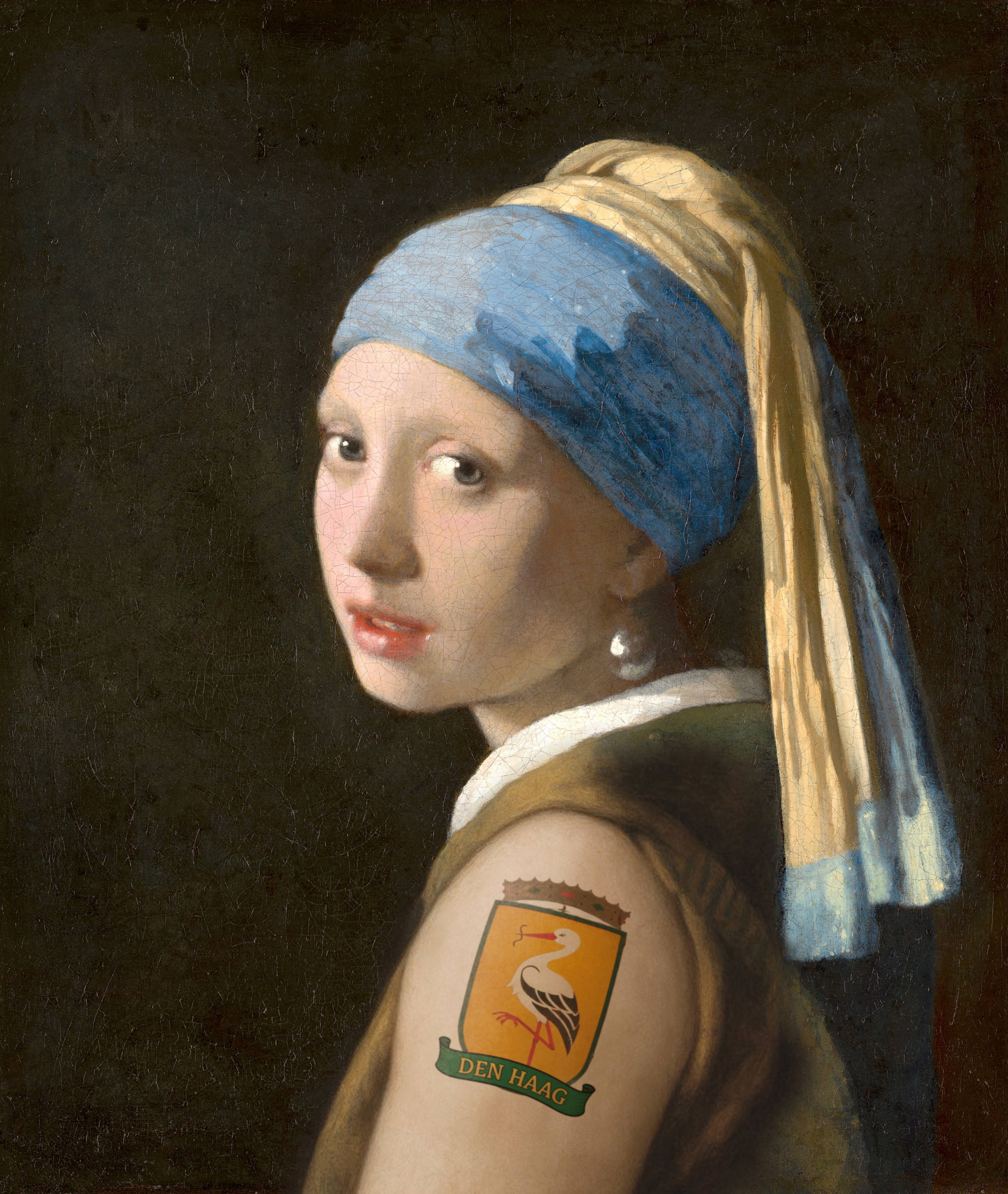 Het Meisje met de Parel heeft een fantasie-schild van Den Haag als tatoeage. 