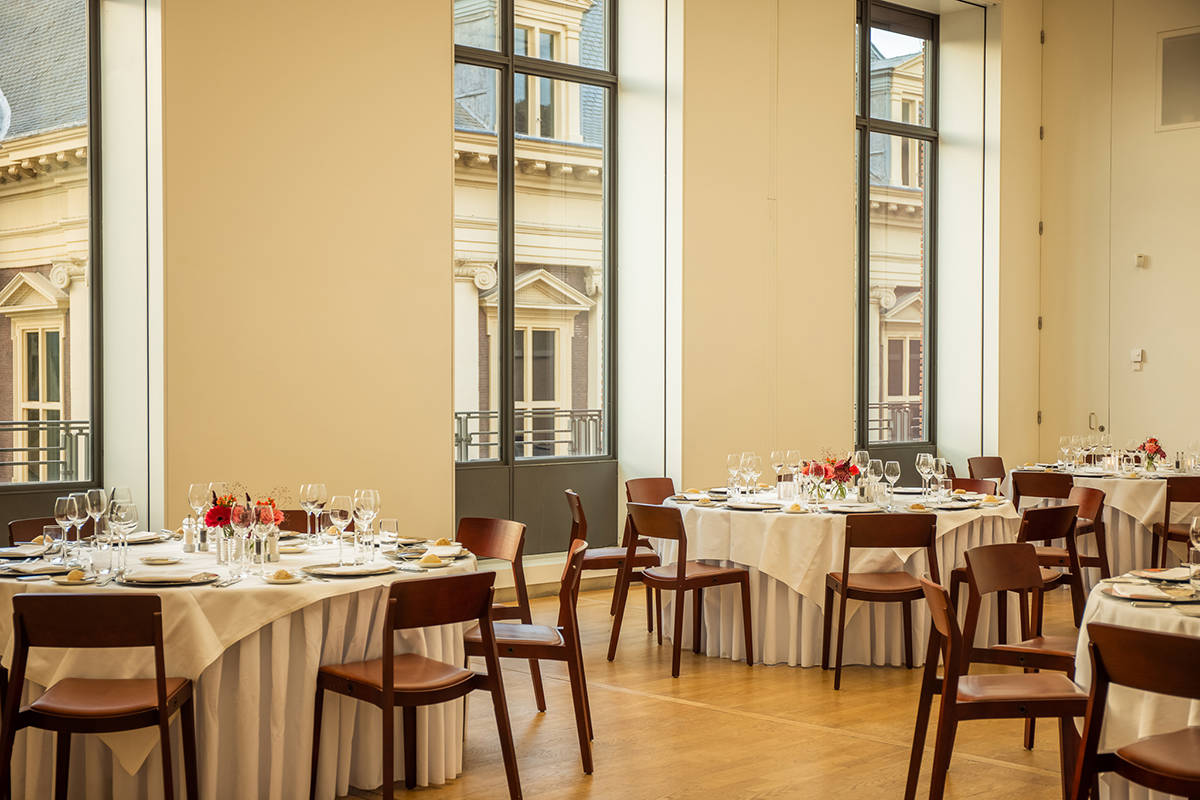 De Nassauzaal vol met stoelen en tafels