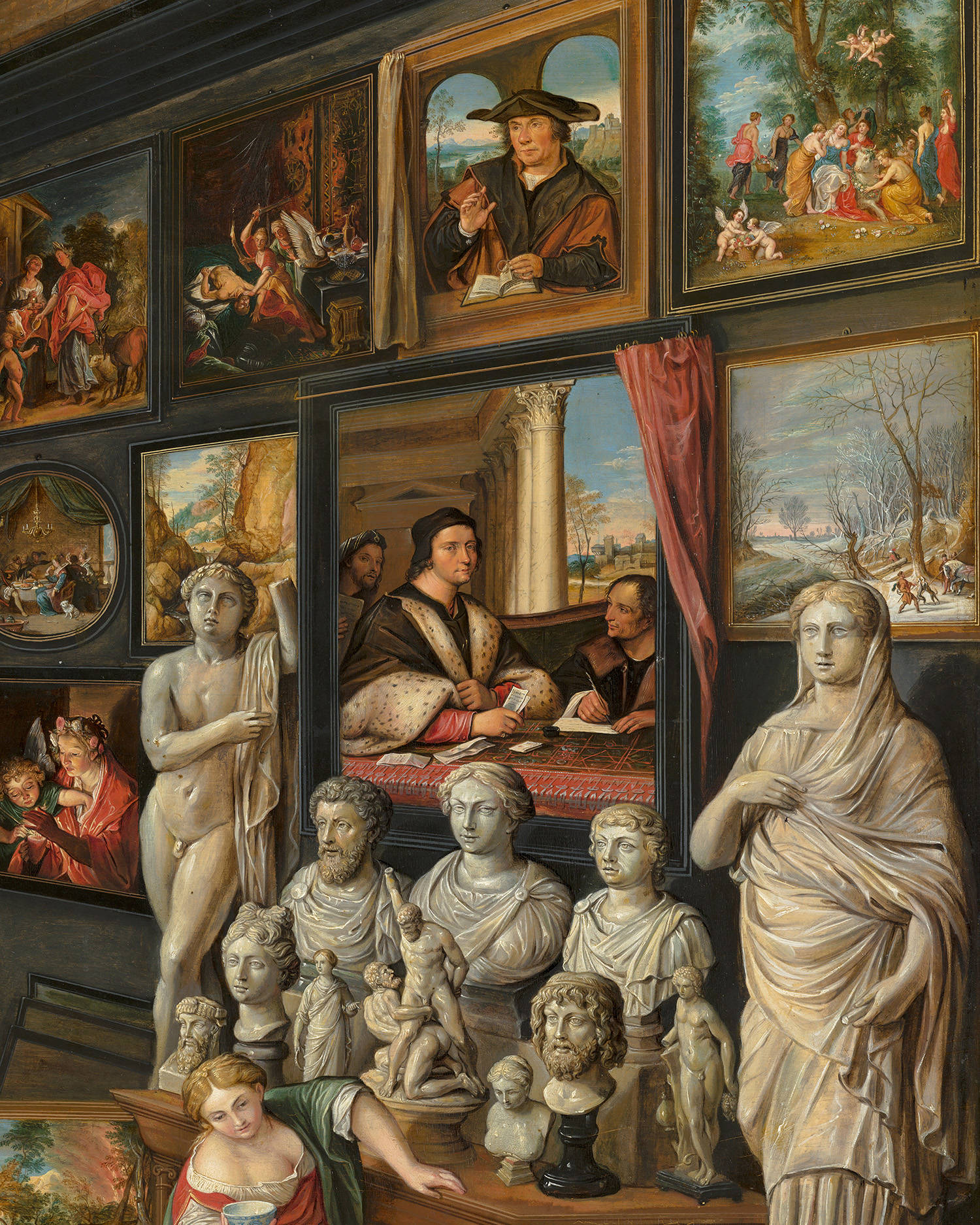 Een kamer vol schilderijen en standbeelden. Pal in het midden zien we het portret geschilderd door Del Piombo.