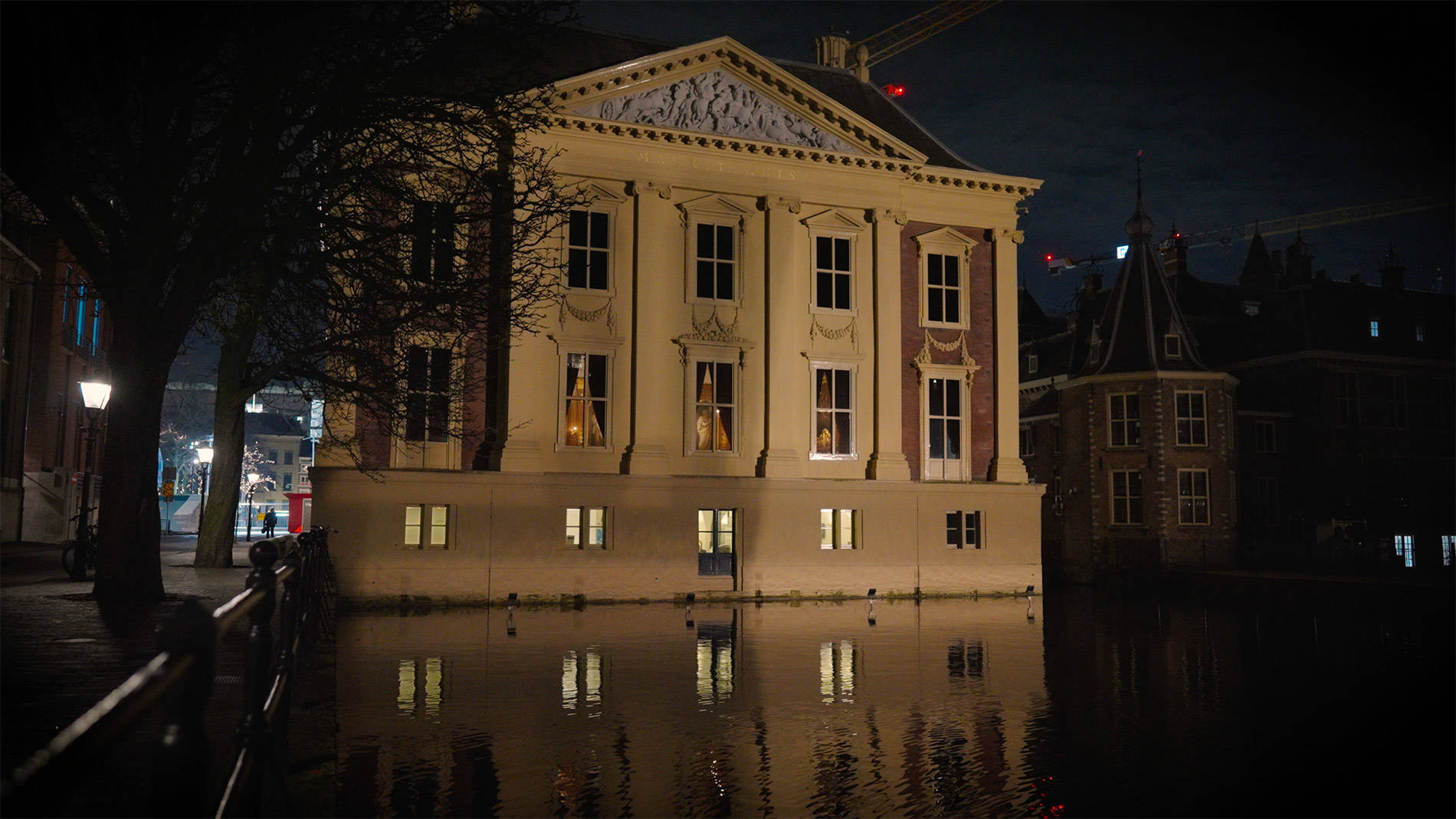 Het gebouw van het Mauritshuis is in het avondlicht te zien vanaf de Hofvijver in de Den Haag